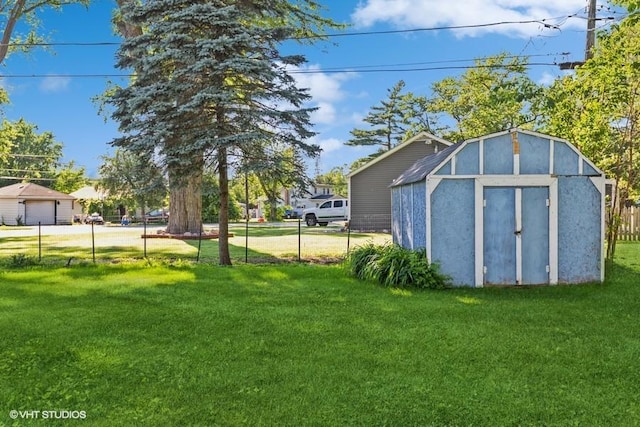 view of yard with a storage shed