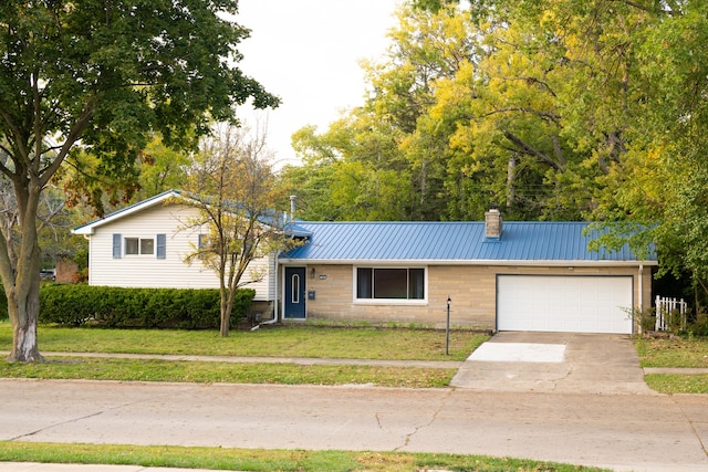 view of front of house featuring a front lawn and a garage