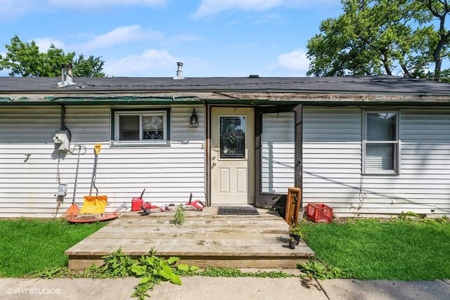 view of front of home featuring a wooden deck and a front yard