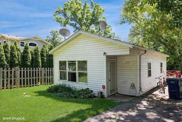 view of front of house featuring a front yard