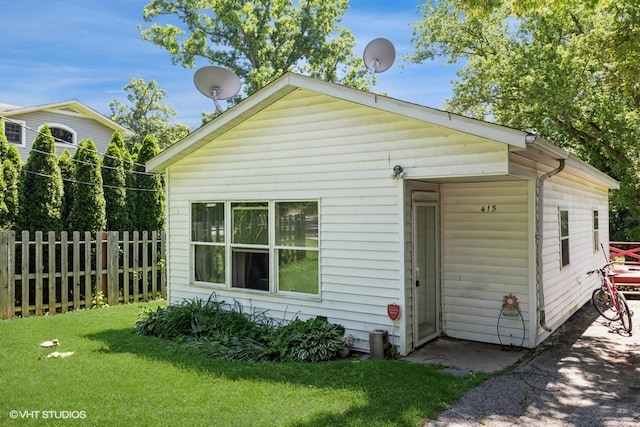 view of front of property with a front yard