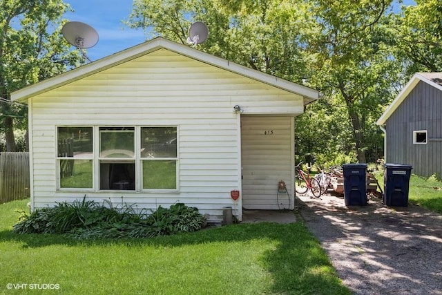 view of front of home featuring a front lawn