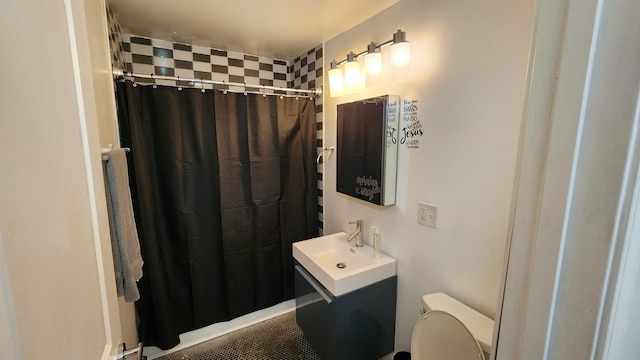 824 N Austin Blvd Unit 3E, Oak Park, IL 60302 - bathroom featuring vanity, toilet, and curtained shower