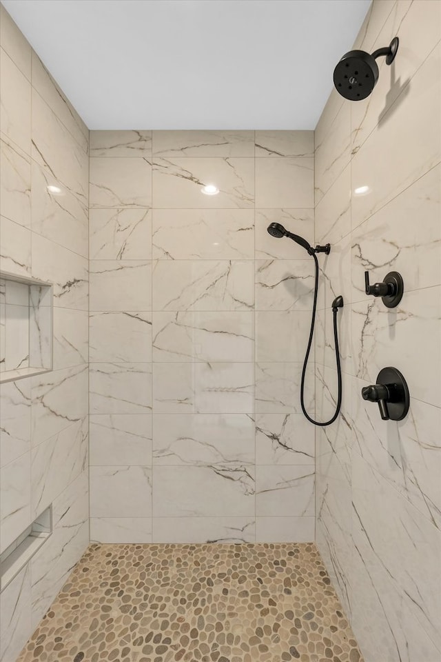 bathroom featuring a tile shower