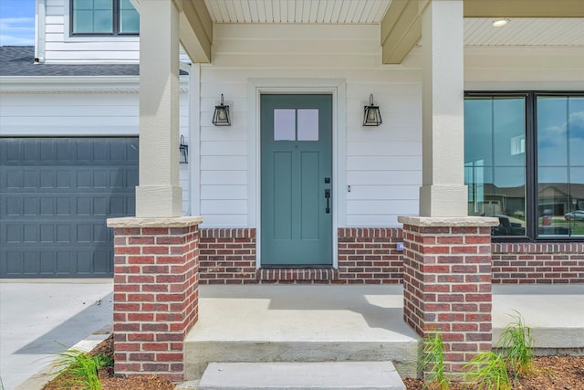 property entrance featuring a porch