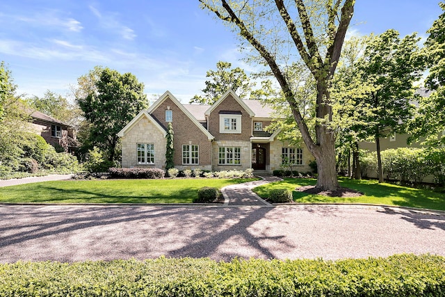 craftsman house featuring a front lawn