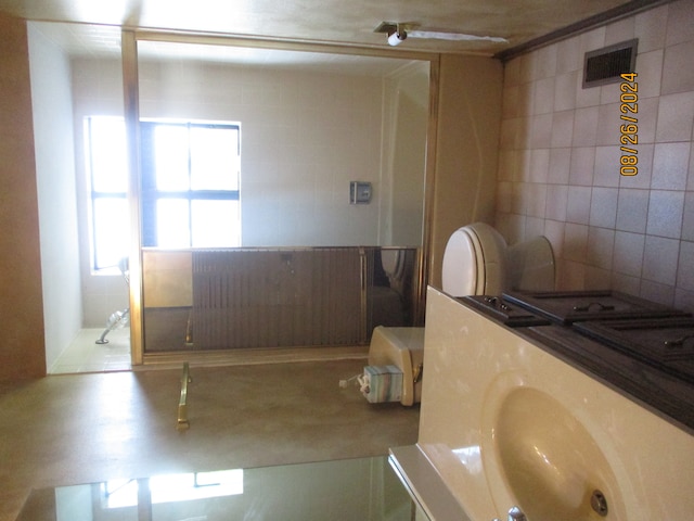 bathroom featuring visible vents and decorative backsplash