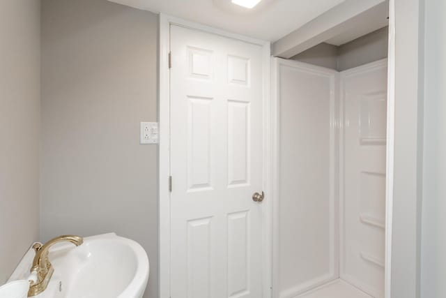 bathroom featuring a sink