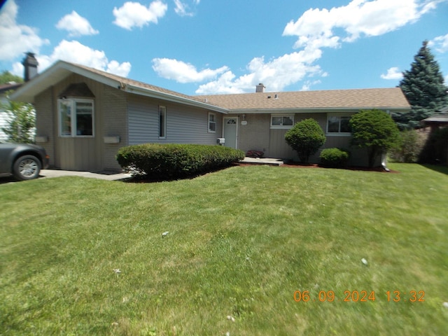 single story home with a front lawn