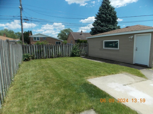 view of yard featuring an outdoor structure