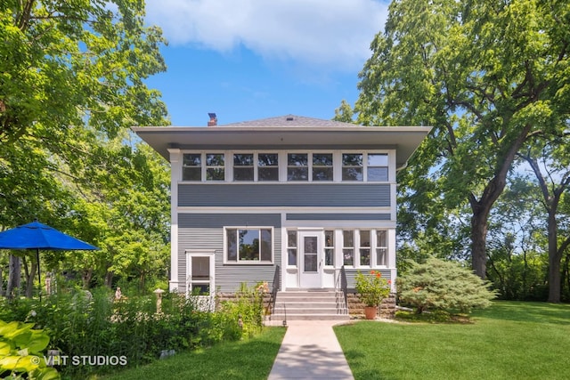 view of front of house with a front lawn