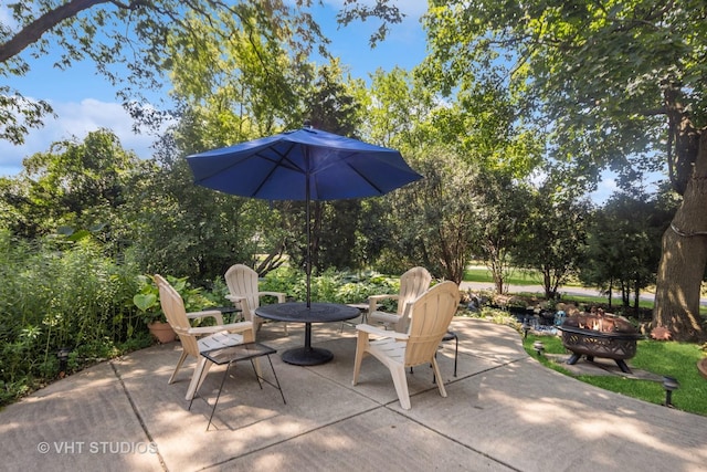 view of patio with an outdoor fire pit