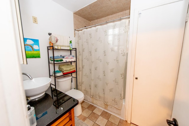 full bathroom featuring shower / tub combo with curtain, toilet, and sink