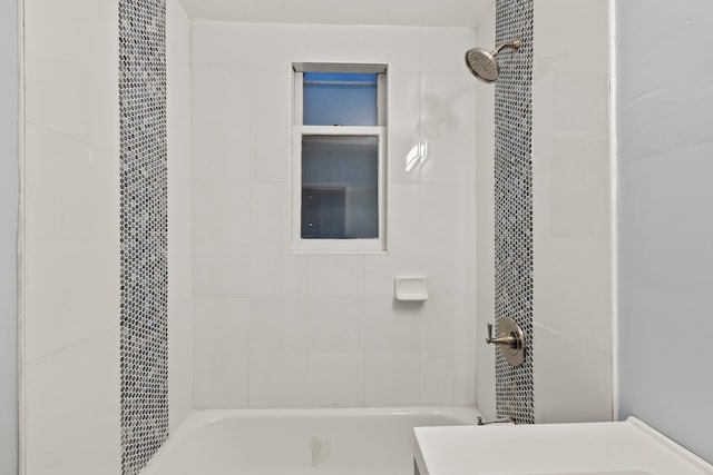 bathroom with tiled shower / bath