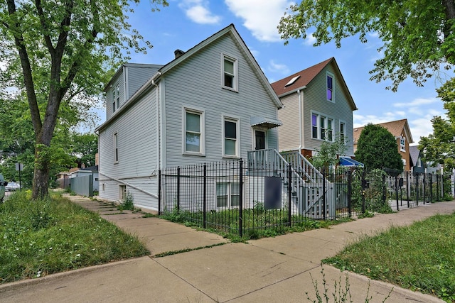 view of front facade featuring a fenced front yard