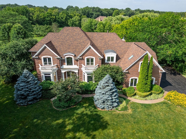 view of front of property featuring a front yard