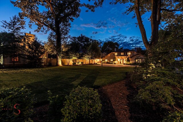 view of yard at dusk