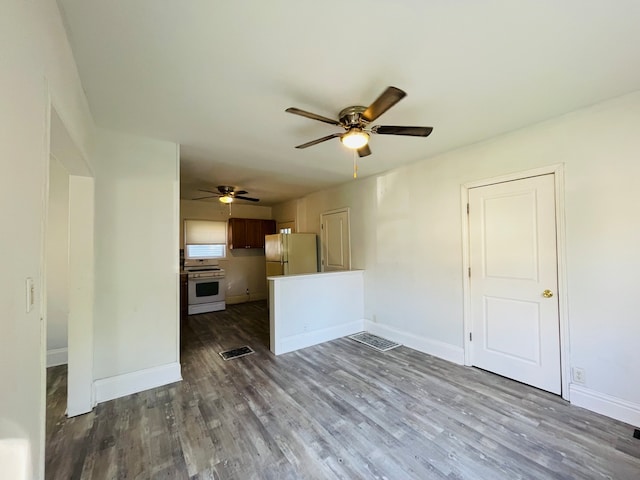 empty room with dark wood-type flooring and ceiling fan