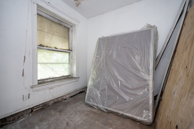 unfurnished room featuring concrete floors