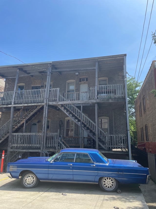 view of front facade with a balcony