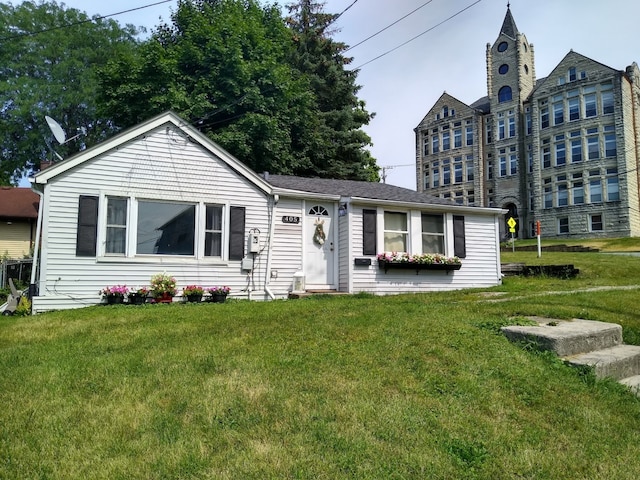 view of front of property featuring a front lawn