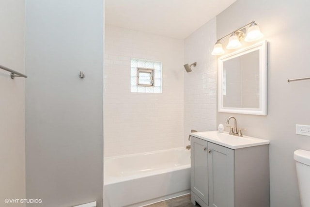 full bathroom with vanity, toilet, and tiled shower / bath