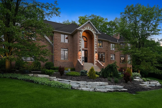 view of front of property featuring a front lawn