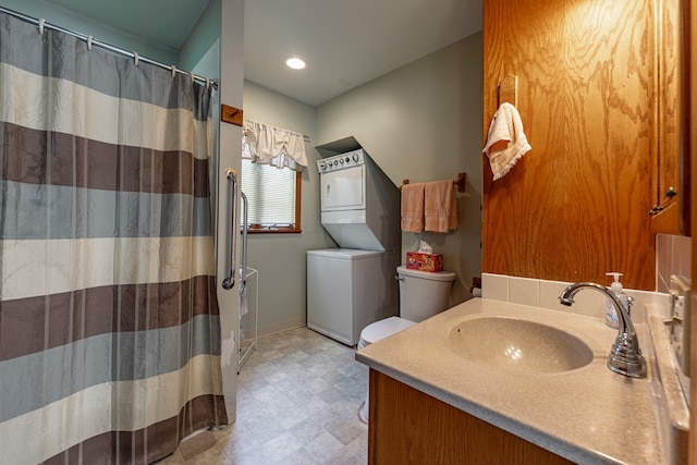 full bath featuring stacked washer and dryer, toilet, vanity, a shower with curtain, and baseboards