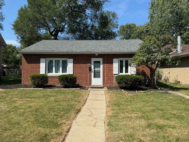 single story home with a front yard