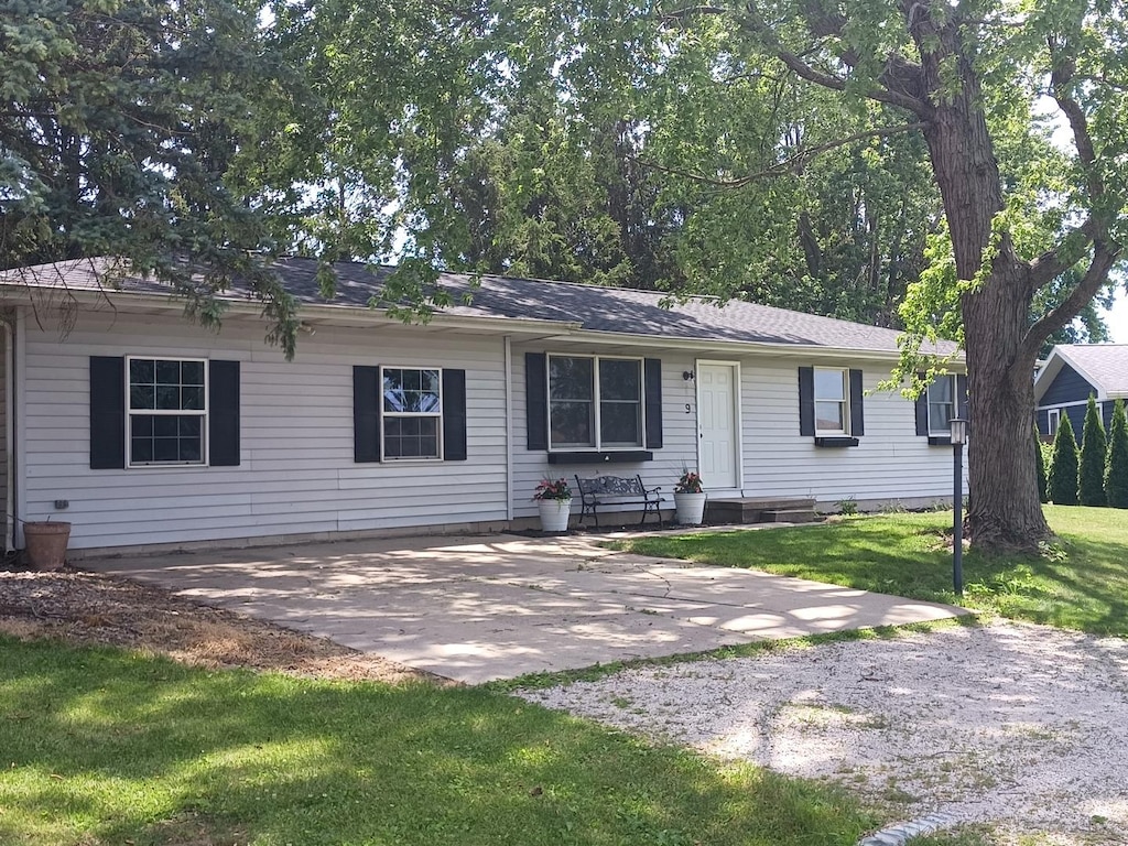 single story home featuring a front lawn