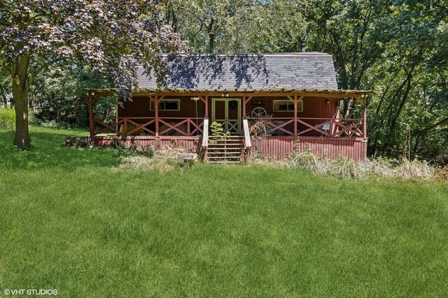 view of front of home featuring a front lawn