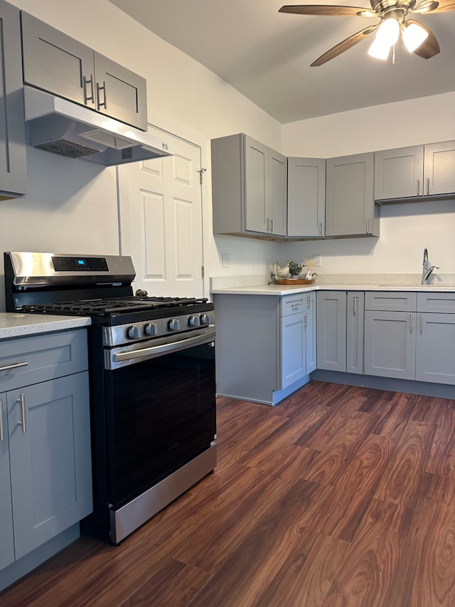 kitchen with ceiling fan, sink, stainless steel range with gas cooktop, dark hardwood / wood-style flooring, and gray cabinets