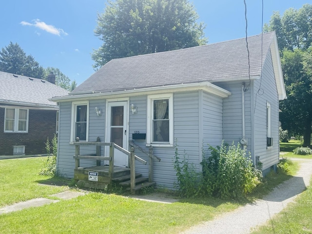 view of front of house featuring a front lawn