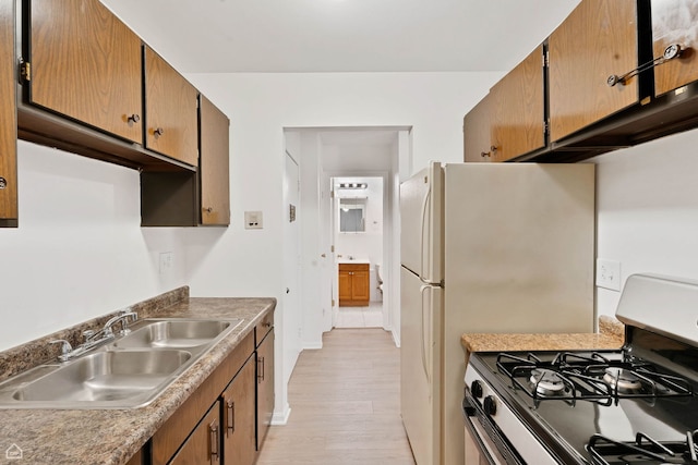 879 Trace Dr Unit 106, Buffalo Grove, IL 60089 - kitchen with gas range, a sink, light wood finished floors, and baseboards