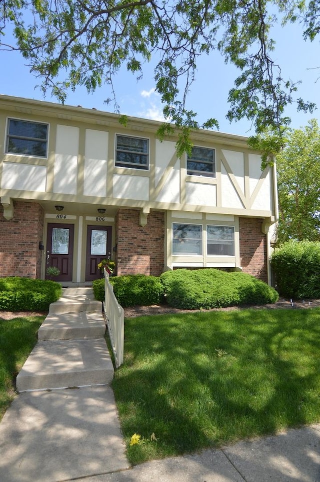 view of front facade with a front lawn