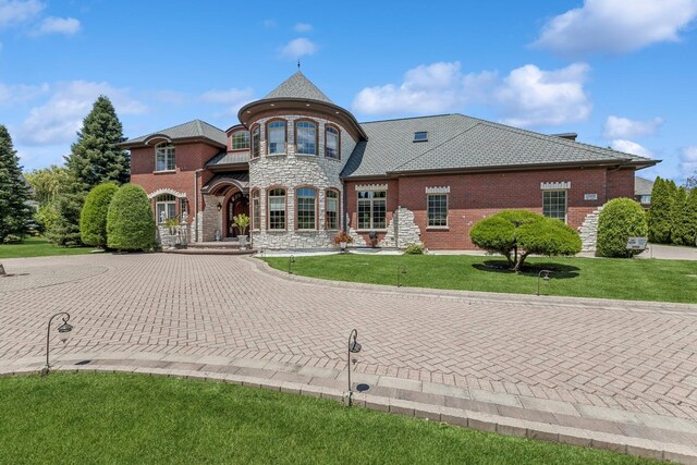 view of front of house featuring a front lawn