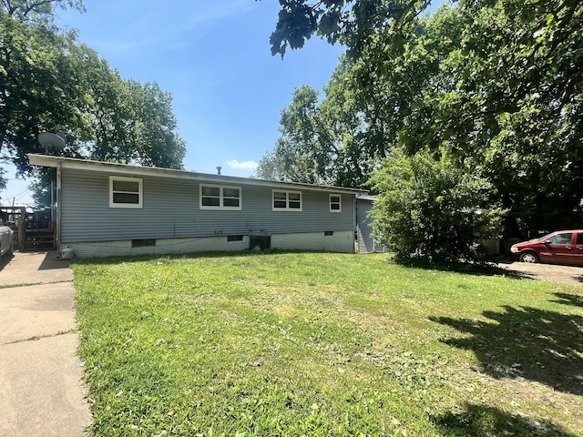 view of front of property with a front lawn