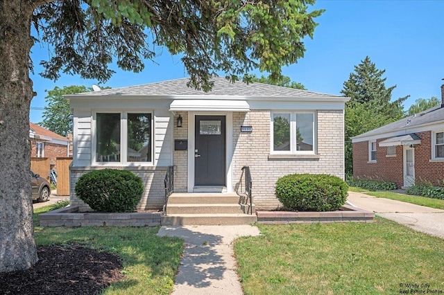 bungalow featuring a front yard