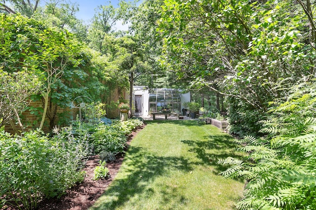 view of yard featuring an outdoor structure