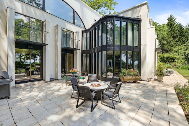 view of patio with an outdoor fire pit