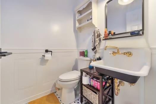 bathroom featuring sink and toilet