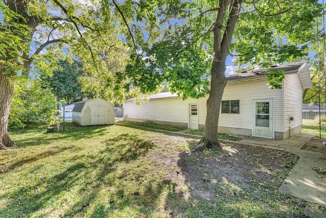 view of yard featuring a storage shed