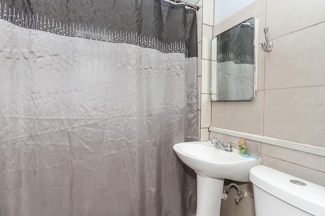 bathroom featuring a shower with shower curtain and toilet