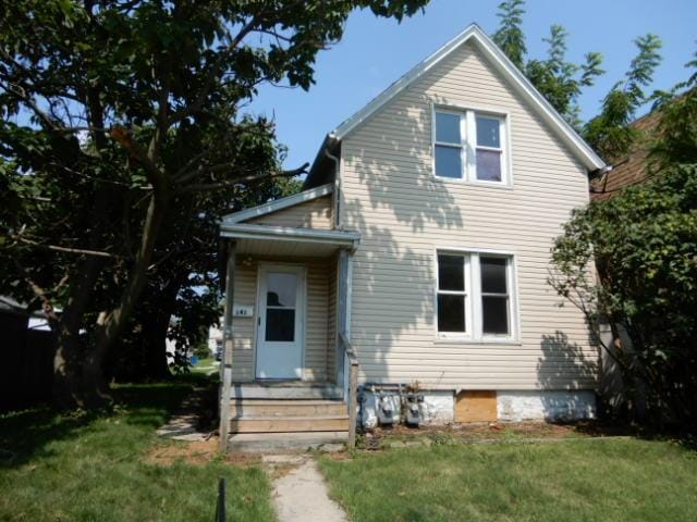 view of front facade with a front lawn