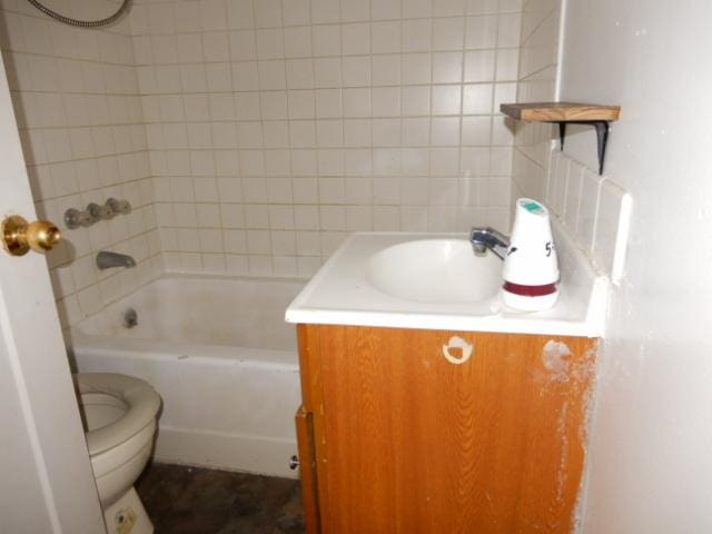 full bathroom with vanity, toilet, and tiled shower / bath combo