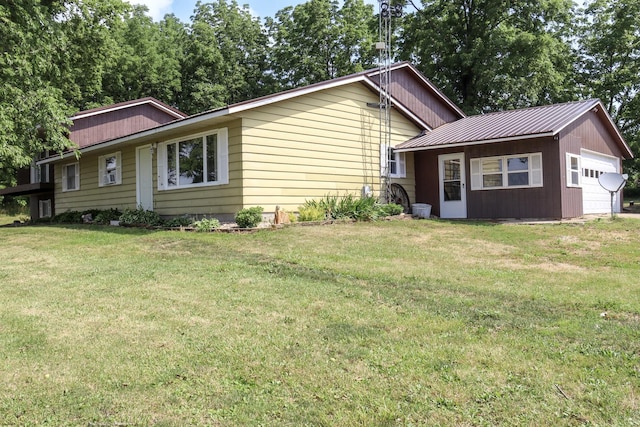 view of front of house featuring a front yard and a garage