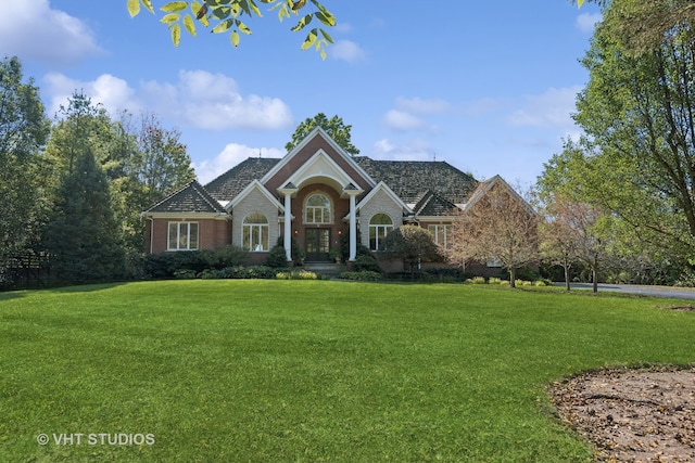 front facade featuring a front yard