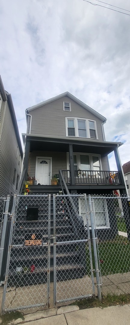 view of front of property featuring covered porch