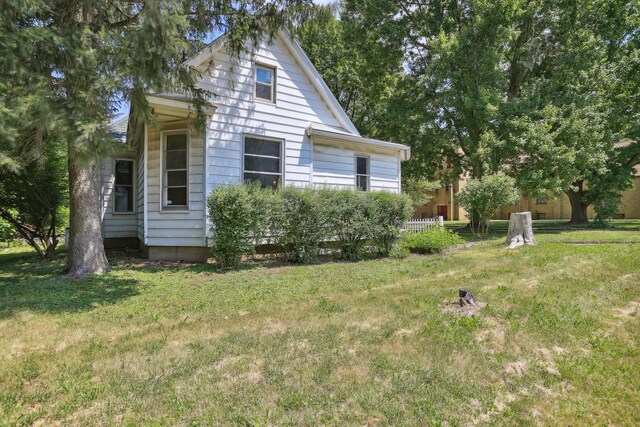 view of front of property featuring a front yard