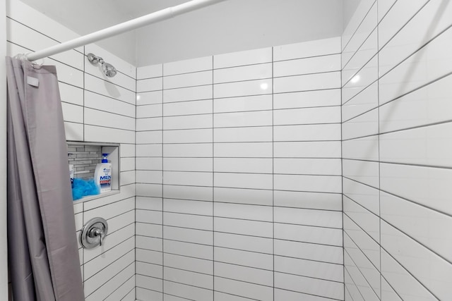 bathroom featuring a tile shower